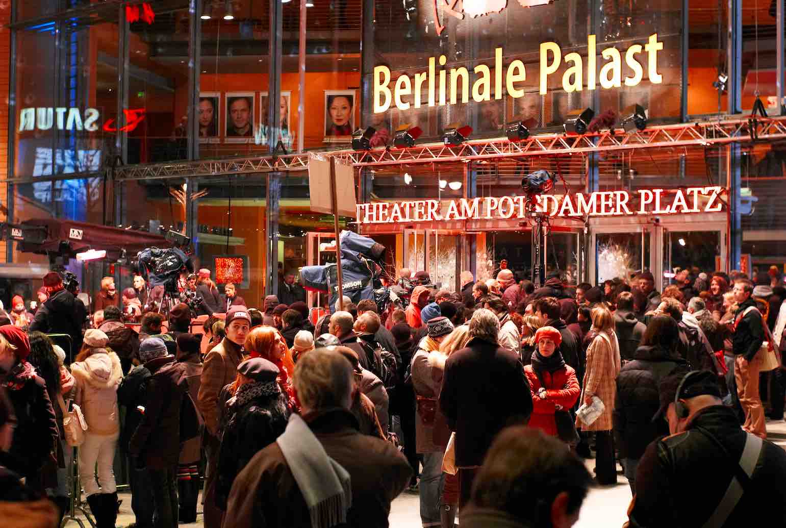 Folla antistante il palazzo dove si svolge il festival del cinema di berlino (anno 2017)